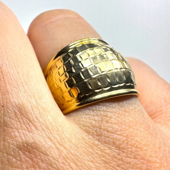 10K Yellow Gold Textured Wide Dome Statement Ring - Sz 7 - Picture 2 of 6